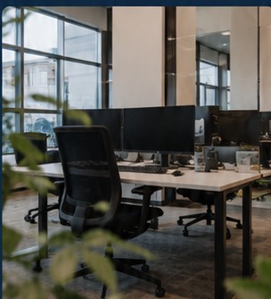 Moderne kantoorruimte met werkplekken