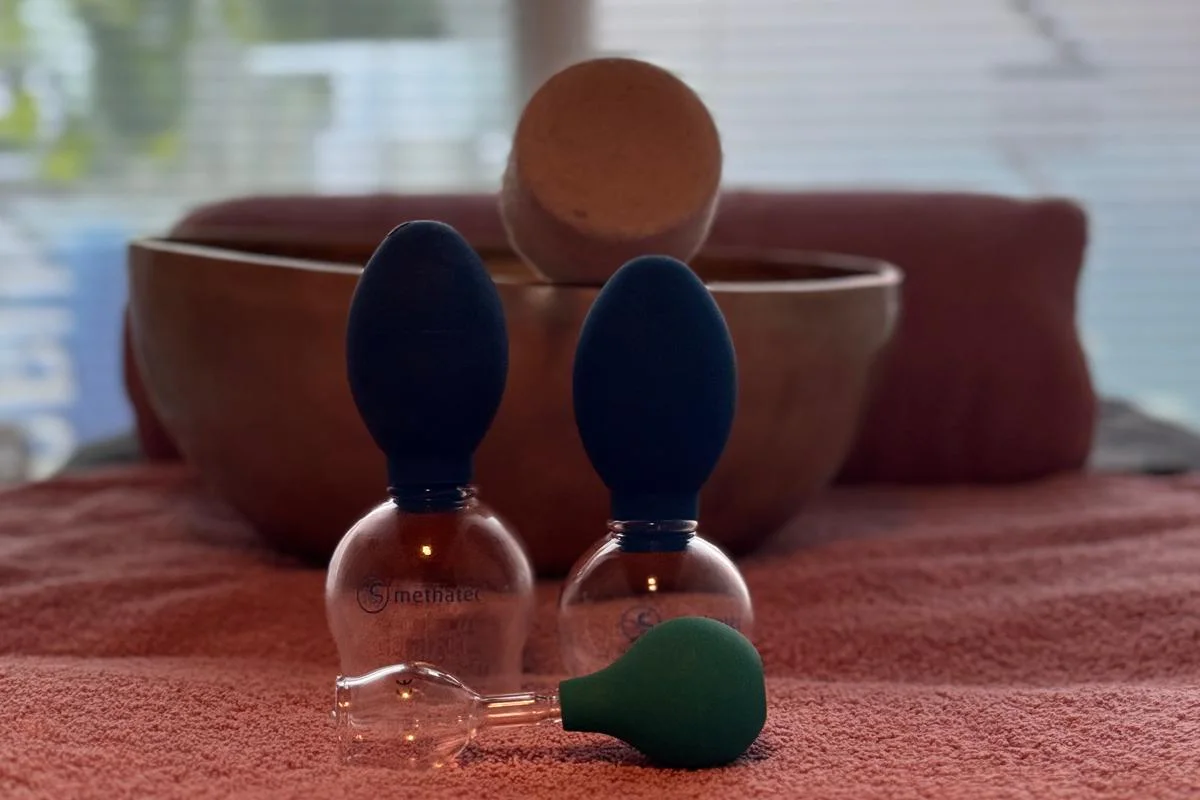 Cuppingbenodigdheden in de behandelruimte van Mooi bij Tien