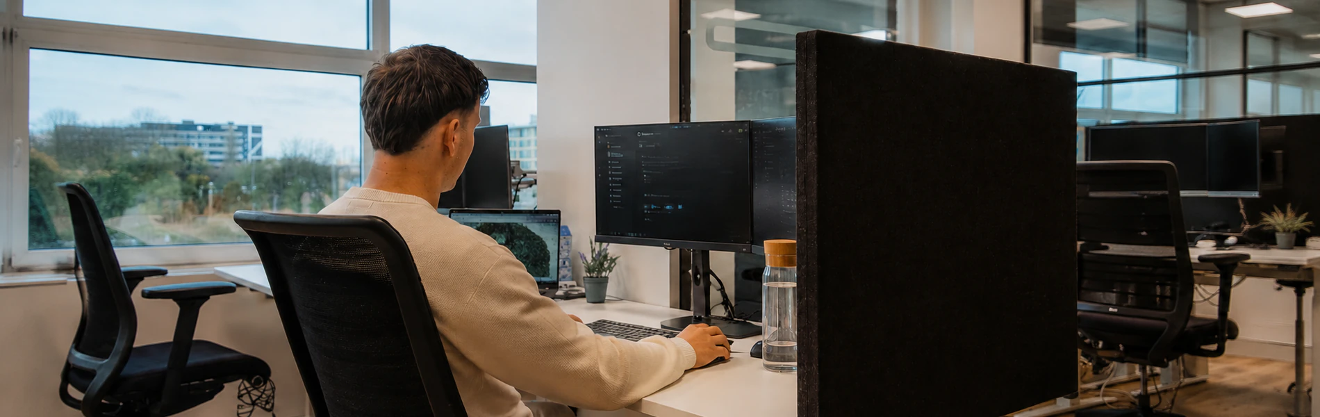 Timo van DtchMedia aan het werk op kantoor
